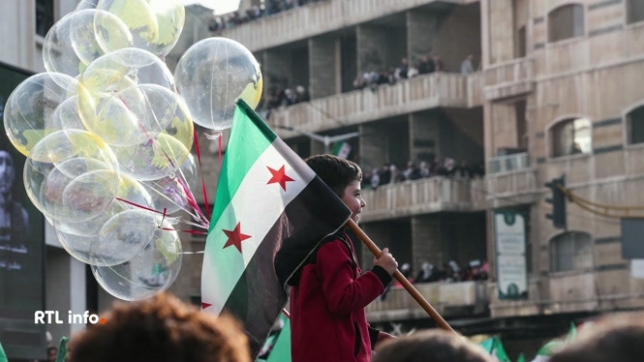 Un an après la chute du clan Assad, la Syrie tente de se reconstruire avec une justice transitionnelle menée par Ahmad Al Chareh. Mais la question demeure : peut-elle renaître de ses ruines ?