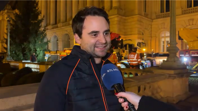 Un épicéa de 30 ans, coupé dans les Fagnes à Malmedy, est arrivé devant le bureau du Roi pour devenir le sapin de Noël du Palais royal. Trois camions et un convoi exceptionnel ont permis son acheminement jusqu'au centre de la capitale.