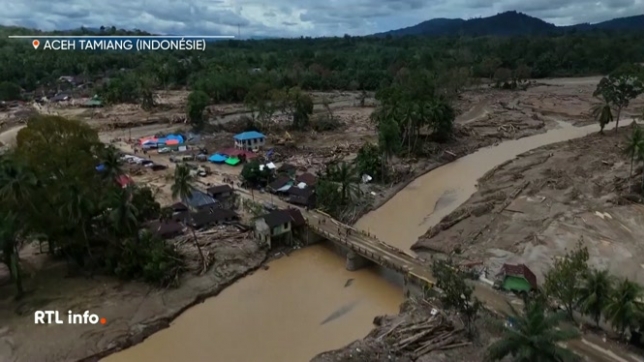 Le bilan des glissements de terrain et des inondations à Sumatra est passé à 950 morts et 5.000 blessés. La région manque de tout. On estime le coût de la reconstruction à plus de 3 milliards d'euros.