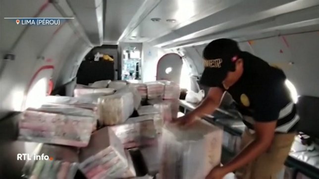 La police antidrogue a saisi la drogue sur le point d'être cachée dans une cargaison de bananes bio à destination de la Belgique. La drogue a été interceptée dans un camion.