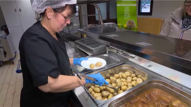 En Wallonie, le Green Deal Cantines Durables est une convention de transition écologique Lancé en 2020. Parmi les actions proposées avec le Green Deal, l’obtention d’un label Cantines Durables permet de mettre en avant les cuisines de collectivité qui proposent une alimentation durable à leurs consommateurs. Le label s’adresse tant au secteur public que privé (crèches, écoles, universités, centres de loisirs, hôpitaux, établissements de soins, maisons de repos, entreprises, administrations…).