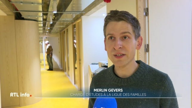 Parmi les mesures d'économies décidées par la Fédération Wallonie-Bruxelles , on craint pour l'avenir des repas gratuits distribués à plus de 55.000 enfants précarisés dans les écoles maternelles et primaires. Les écoles pourraient renoncer à ces repas.