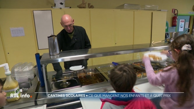 Si certaines écoles ont les infrastructures pour cuisiner elles-mêmes, d'autres font appel à des cuisines collectives pour leur fournir des repas.