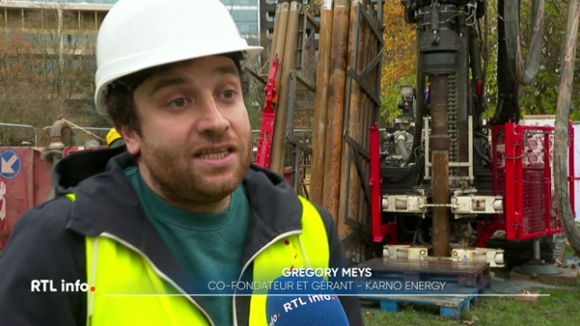 Des forages ont commencé sous le parc Maximilien pour puiser la chaleur dans la Terre, qui alimentera plusieurs immeubles de bureaux et logements sociaux bruxellois. Ce processus va permettre de réduire les émissions de gaz à effet de serre.