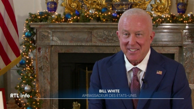 Il s'agit de Bill White et c'est sa première interview à la télévision francophone. Il défend bec et ongles la politique menée par Donald Trump malgré les liens qui unissent son pays à la Belgique.