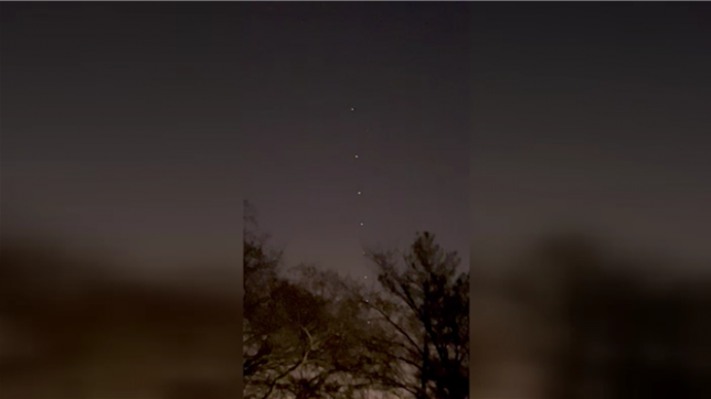 De nombreux témoins nous ont alertés ce jeudi matin après avoir aperçu une longue file de lumières alignées dans le ciel. Il s’agissait vraisemblablement du passage des satellites Starlink.