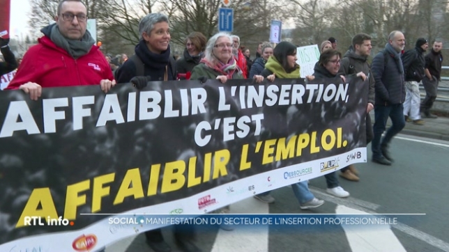 Plus de 1.600 personnes ont manifesté ce jeudi matin à Namur pour dénoncer les baisses de subsides en pleine réforme du chômage. Le secteur de l'insertion socioprofessionnelle craint de ne plus pouvoir assurer un service efficace.