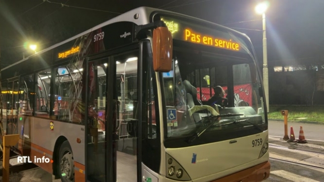 Les métros circulent mais très peu de trams et de bus roulent à Bruxelles. A l'origine de ce mouvement de grève, le projet de la STIB de fermer les restaurants d'entreprise. La CGSP demande une hausse de la valeur des chèques repas en compensation.