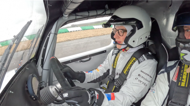 Casque vissé sur la tête et main sur le volant, le prince Aymeric s’est offert quelques tours de piste sur le circuit de Mettet. Place Royale l’a suivi en exclusivité dans cette expérience hors du commun.