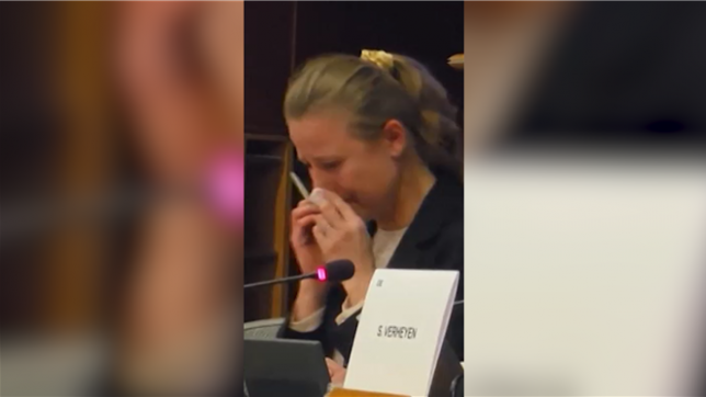 Une interprète du Parlement européen fond en larmes en traduisant les paroles de Roman Oleksiv, jeune garçon ukrainien de 11 ans originaire de Lviv, qui décrit comment sa mère a été tuée lors d’un bombardement russe sur un hôpital.