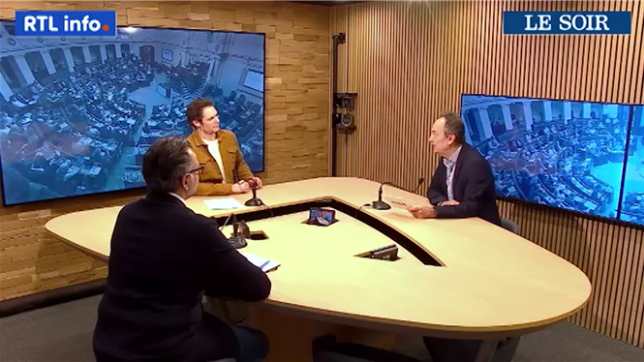 552 jours après les élections fédérales, régionales et européennes de juin 2024, le Grand Baromètre RTL INFO – IPSOS – Le Soir révèle des évolutions marquantes dans les intentions de vote. Ce quatrième sondage depuis la formation du gouvernement fédéral début février a été réalisé du 1er au 9 décembre 2025 auprès de 2 602 personnes (1 000 Flamands, 1 002 Wallons et 600 Bruxellois). Marge d’erreur : 3,1 % en Wallonie et en Flandre, 4 % à Bruxelles.