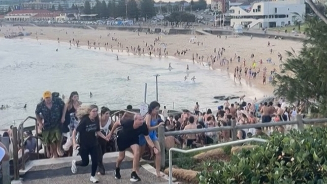 Les vacanciers fuient la plage de Bondi.