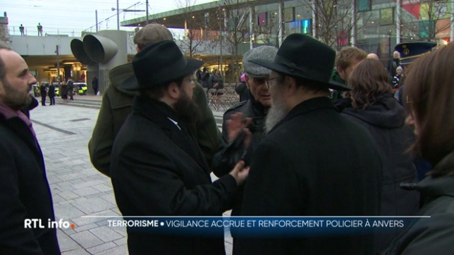 L'attentat commis contre des Juifs en Australie résonne jusqu'en Belgique. À Bruxelles, le centre de crise et la police locale ont renforcé leur vigilance Et à Anvers, où se concentre la plus grande communauté juive du pays, davantage de policiers sécurisent les célébrations d'Hanouka.