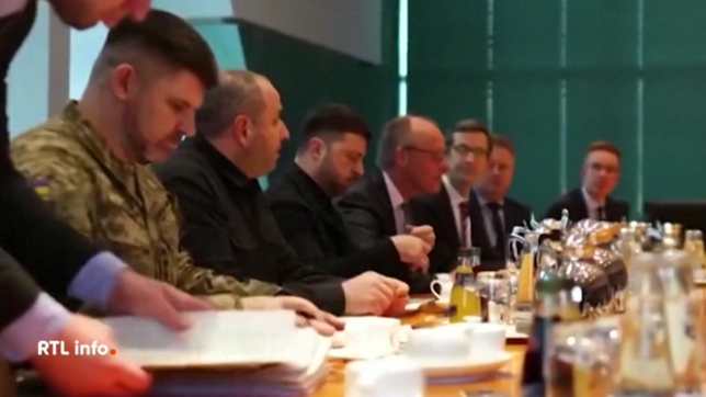 Le président ukrainien Volodymyr Zelensky retrouve des hauts diplomates américains et discutera en soirée avec les dirigeants européens. Hier soir, l'émissaire américain, Steve Witkoff, a assuré que beaucoup de progrès avaient été faits.