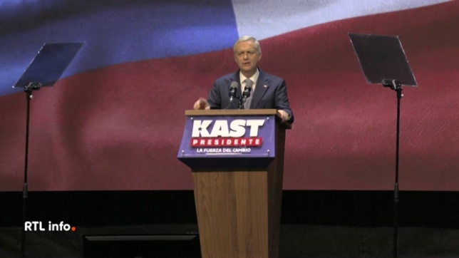 José Antonio Kast vient d'être élu président du pays avec 58% des voix. Il est un admirateur de l'ancien dictateur chilien Augosto Pinochet. Son propre père avait été membre en Allemagne du parti d'Adolf Hitler. Il a basé sa campagne sue le retour de l'ordre et de la sécurité.