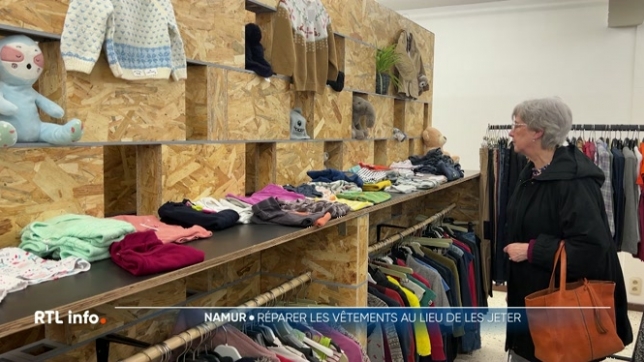 A Namur, une coopérative textile vient d'ouvrir. Elle invite à les réparer, plutôt qu'à les jeter. En moyenne, chaque année, on achète 19 kilos de vêtements. 14 kilos finissent à la poubelle.