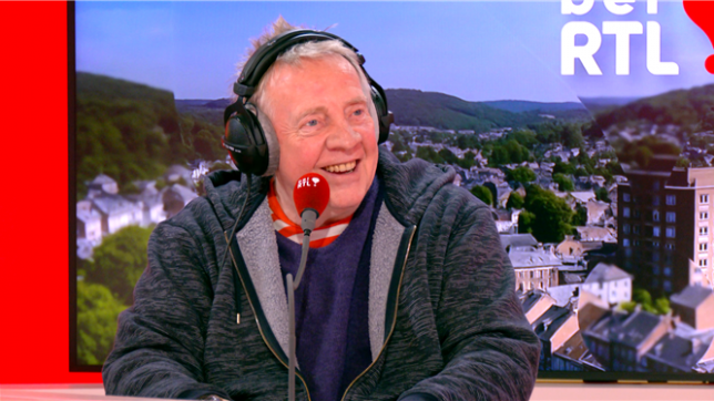 Jean-Luc Fonck fête les 50 ans de Sttellla avec une tournée royale et des anecdotes improbables, comme celle d’un titre fantôme qui n’a jamais été enregistré.