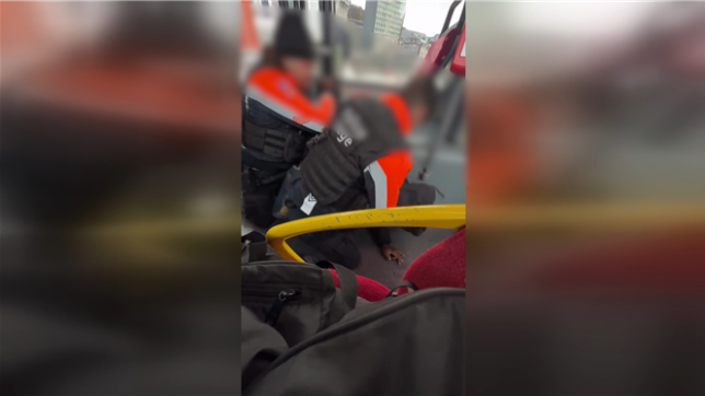 Filmée par un témoin, une interpellation brutale menée par la police de Liège dans un bus circule sur les réseaux sociaux depuis quelques jours. L’homme interpellé aurait simplement utilisé la mauvaise porte pour monter avec une poussette.