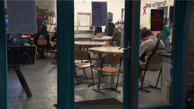 La cafétéria sociale « Amon Nos Hôtes » qui vient en aide aux personnes précarisées en distribuant des repas (plus de 14.000 cette année) risque de fermer en raison de coupes budgétaires. Elle va donc normalement arrêter son activité, fin de l’année après plus de 20 années. Un coup dur pour l’activité sociale à Liège.