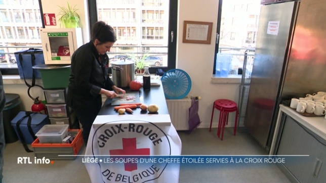 Pour offrir les repas aux plus démunis, la Croix-Rouge de Belgique a décidé de s'associer à des chefs étoilés. Aujourd'hui, c'est Arabelle Meirlaen qui est venue à Liège préparer la soupe pour les sans-abris. Une opération qui a pour but de mettre en avant l'augmentation du nombre de bénéficiaires.