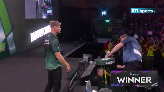 Éliminé dès son entrée en lice aux championnats du monde de fléchettes, Cameron Menzies a vécu une soirée cauchemardesque. L’Écossais a laissé éclater sa colère de manière voilente.