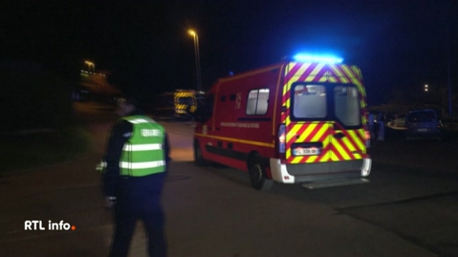 L'explosion est survenue dans un bâtiment de quatre étages hier vers 17h30, au nord de Lyon. Deux enfants âgés de 3 et 5 ans sont décédés, 13 autres personnes ont été blessées. Des recherches sont toujours en cours dans les décombres. L'origine de l'explosion est inconnue.