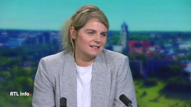 Invitée du RTL info 13h., Caroline Sury, journaliste à l'Echo, fait le point sur les changements annoncés par les gouvernements fédéral et wallon en matière de prix de l'énergie, gaz et électricité, et de l'interdiction à terme des chaudières à mazout.