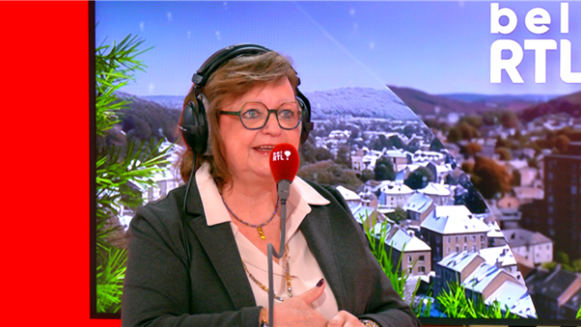 Dans Crois en ta bonne étoile !, Patricia Millis livre une technique étonnante pour mieux se rappeler de ses rêves : boire un verre d’eau avant de dormir, et un autre au réveil. Un rituel simple, mais chargé de sens.