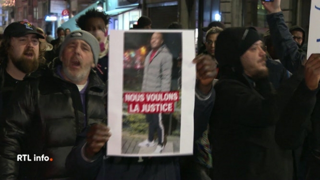 Adamo est décédé après avoir été touché par des tirs policiers, dimanche dernier. Une enquête a été ouverte par le Comité P afin de déterminer si les tirs de la police étaient justifiés ou non. Une centaine de personnes se sont rassemblées devant l'hôtel de ville pour dénoncer les faits.