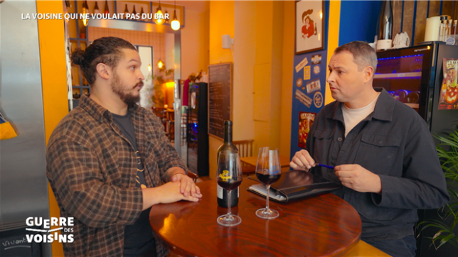 Depuis plusieurs mois, un conflit oppose Éric, patron d’un bar à vins, à sa voisine du dessus qui tente par tous les moyens de faire fermer son établissement.