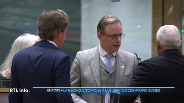 L'Europe veut utiliser les avoirs russes pour aider l'Ukraine, mais la Belgique s'y oppose, craignant des représailles de Moscou. Demain, Bart De Wever tentera de convaincre ses partenaires de rejeter cette décision.