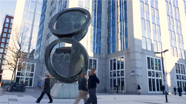 Le sort des avoirs russes à nouveau discuté aujourd’hui au sommet européen. Euroclear, l’entreprise qui détient ces fonds gelés depuis le début de la guerre en Ukraine, s’oppose à leur utilisation. Mais qu’est-ce qu’Euroclear ? Quels sont les rôles de cette institution ? Et que sont les avoirs russes gelés dans ces coffres numériques ?