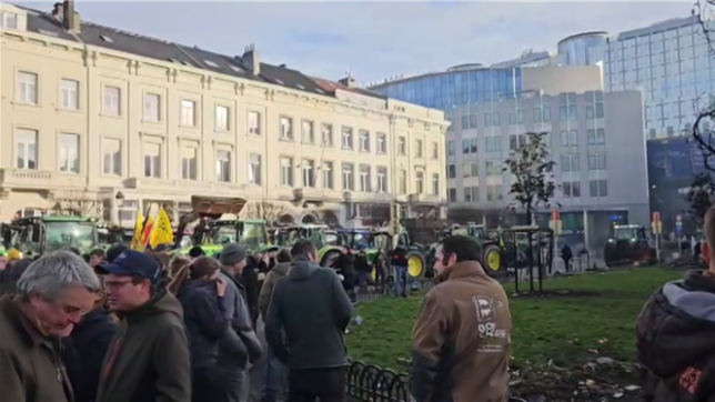 Des centaines de tracteurs et des milliers de manifestants sont présents dans la capitale belge ce jeudi pour une grande mobilisation agricole pour dénoncer le traité Mercosur. Sur la Place du Luxembourg, la tension monte.