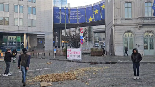 Des centaines de tracteurs et des milliers de manifestants sont présents dans la capitale belge ce jeudi pour une grande mobilisation agricole pour dénoncer le traité Mercosur. Sur la Place du Luxembourg, la tension monte.