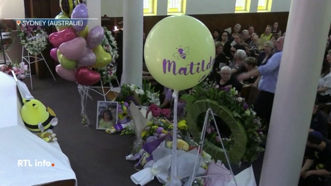 Des amis et des membres de la famille de la fillette de 10 ans, tuée quatre jours plus tôt lors d’une fusillade sur la plage de Bondi, se sont réunis à Sydney pour ses funérailles, arborant des autocollants et tenant des ballons ornés d’images de bourdons.