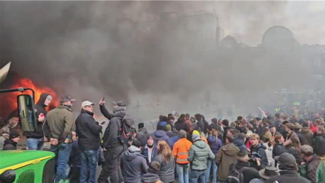 Alors que le rassemblement était annoncé du côté de la gare du Nord, une partie importante de manifestants ont établi leur quartier au point final de la journée sur la place du Luxembourg. Sur place : feux, klaxons, pétards et lancés de projectiles.