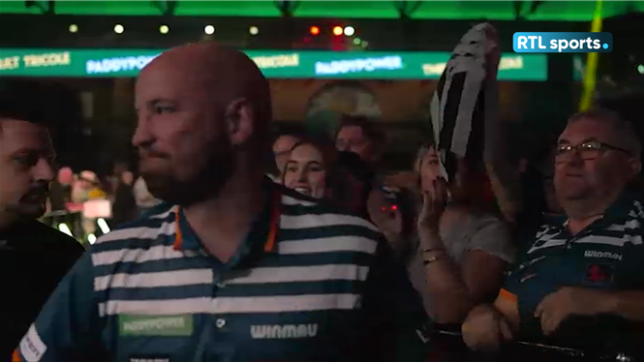 Mondiaux de Darts : quand Alex Vizorek se déguise en joueur