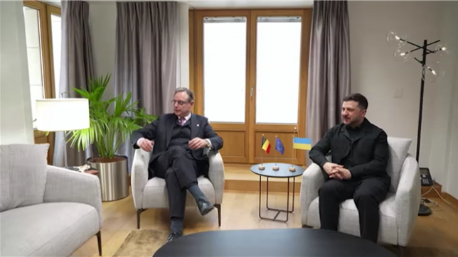 Le président ukrainien Volodymyr Zelensky rencontre le Premier ministre belge Bart De Wever lors du sommet européen sur le financement de l'Ukraine, où les dirigeants de l'UE débattent de l'utilisation des avoirs russes gelés pour financer un prêt à leur allié en difficulté. La plupart des 210 milliards d'euros d'actifs sont basés en Belgique, qui s'est opposée à ce projet par crainte d'être tenue pour responsable.
