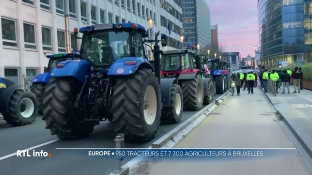 La police parle de 7.300 personnes et un millier de tracteurs. Objectif : protester contre la politique agricole de l'Union et notamment l'accord de libre-échange avec le Mercosur. Une manifestation finalement dissoute par les forces de l'ordre après plusieurs incidents.