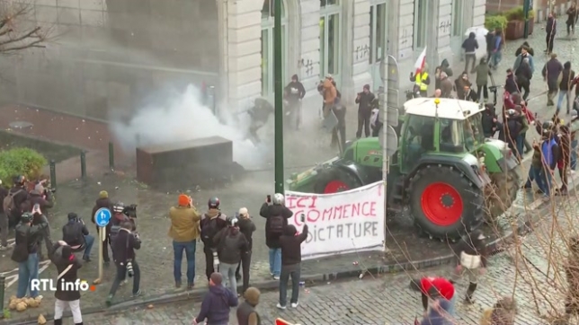 La police a dressé le bilan de la manifestation des agriculteurs d’hier : treize personnes ont été arrêtées, dont sept judiciairement. Quatre policiers ont été blessés. Du matériel a été détruit, et un véhicule de police a été endommagé après avoir été percuté par un tracteur.