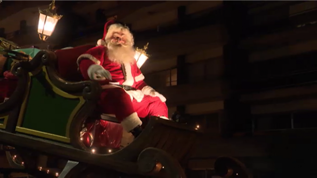 La magie de Noël a illuminé Jambes où la parade de RTL a réuni une foule nombreuse entre dédicaces, chars, danseurs, Père Noël et ambiance féerique pour une soirée festive et inoubliable.