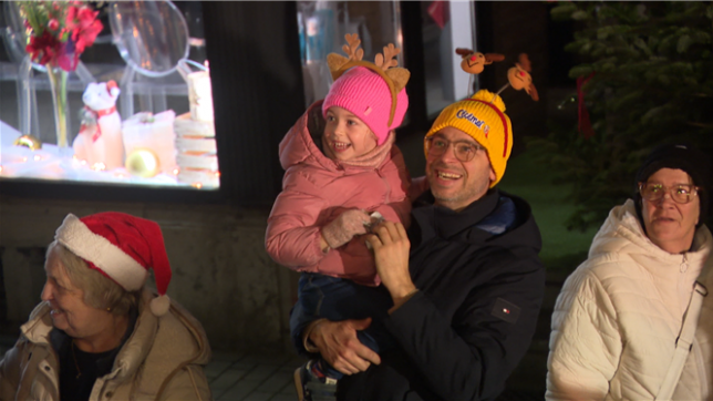 La magie de Noël a illuminé Jambes où la parade de RTL a réuni une foule nombreuse entre dédicaces, chars, danseurs, Père Noël et ambiance féerique pour une soirée festive et inoubliable.