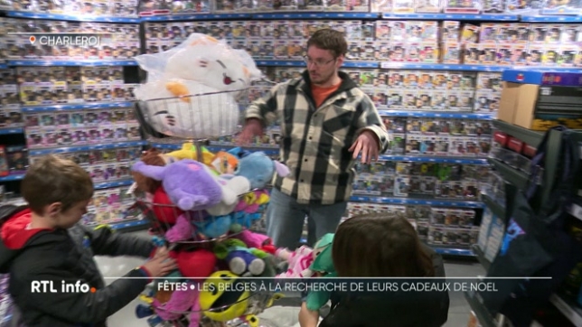 A 4 jours du réveillon c'est la course contre la montre pour trouver le cadeau parfait. Un peu partout dans le pays, les magasins sont pris d'assaut. Comment s'organisent les Belges pour ne pas arriver les mains vides jeudi soir ? Illustration à Charleroi.