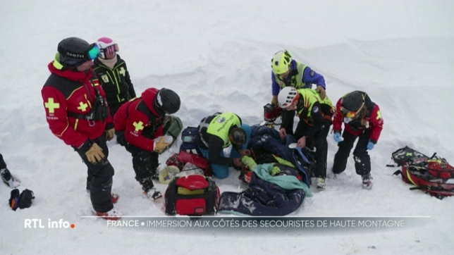 A quelques jours des fêtes, les hélicos de secours multiplient leurs interventions en Savoie. Les vacanciers affluent à la montagne à l'approche de Noël.