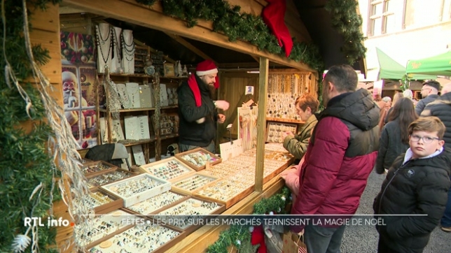 Les marchés de Noël font battre le coeur des villes belges. Selon Test Achats, 65% des Belges vont en visiter un. Mais, cette année, l'inflation fait grimper la note pour les visiteurs comme pour les commerçants. La tradition résistera-t-elle à la pression économique ?