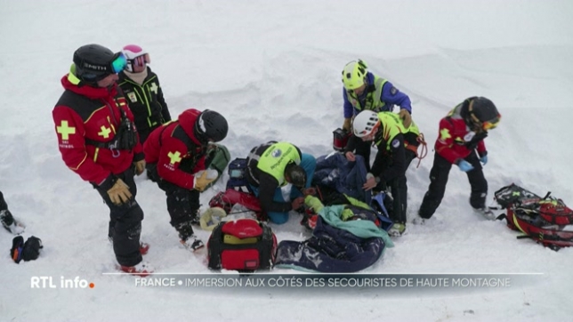 A quelques jours des fêtes, les hélicos de secours multiplient leurs interventions en Savoie. Les vacanciers affluent à la montagne à l'approche de Noël.