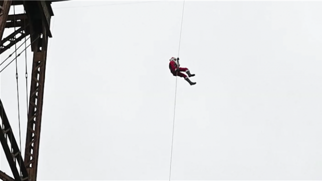 Guatemala : un homme de 79 ans se déguise en Père Noël et descend en rappel pour distribuer des cadeaux aux enfants