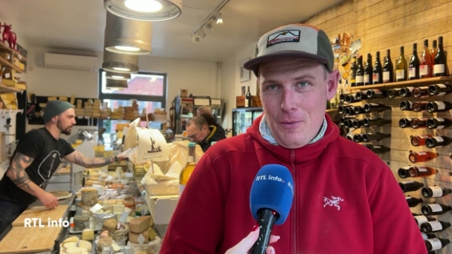 Sur notre table de fête, la traditionnelle dinde de Noël pourrait bien être détrônée cette année par la raclette, qui rencontre un vrai succès. C'est en effet convivial et facile à préparer, comme le confie un fromager.