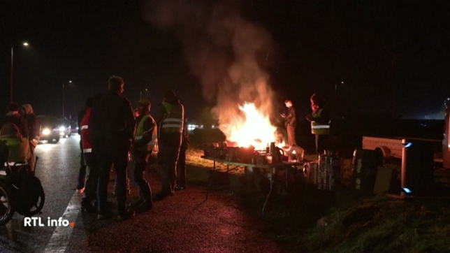 Des dizaines d'agriculteurs français ont mené de nouvelles actions ce matin qui ont eu des répercussions chez nous. Ils ont bloqué l'autoroute E19 à la frontière avec la Belgique. Le trafic a été perturbé du côté belge jusqu'à 8 heures environ.