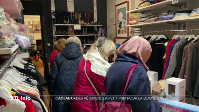 Pour faire plaisir à Noël, pas besoin de dépenser une fortune pour les cadeaux. A Binche,  la vestiboutique de la Croix-Rouge propose des vêtements à petits prix. Elle organise également une journée spéciale shopping de Noël; visite.